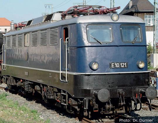 Electric locomotive class E 10.1 with single lights (3-RAIL AC)<br /><a href='images/pictures/Roco/68490.jpg' target='_blank'>Full size image</a>